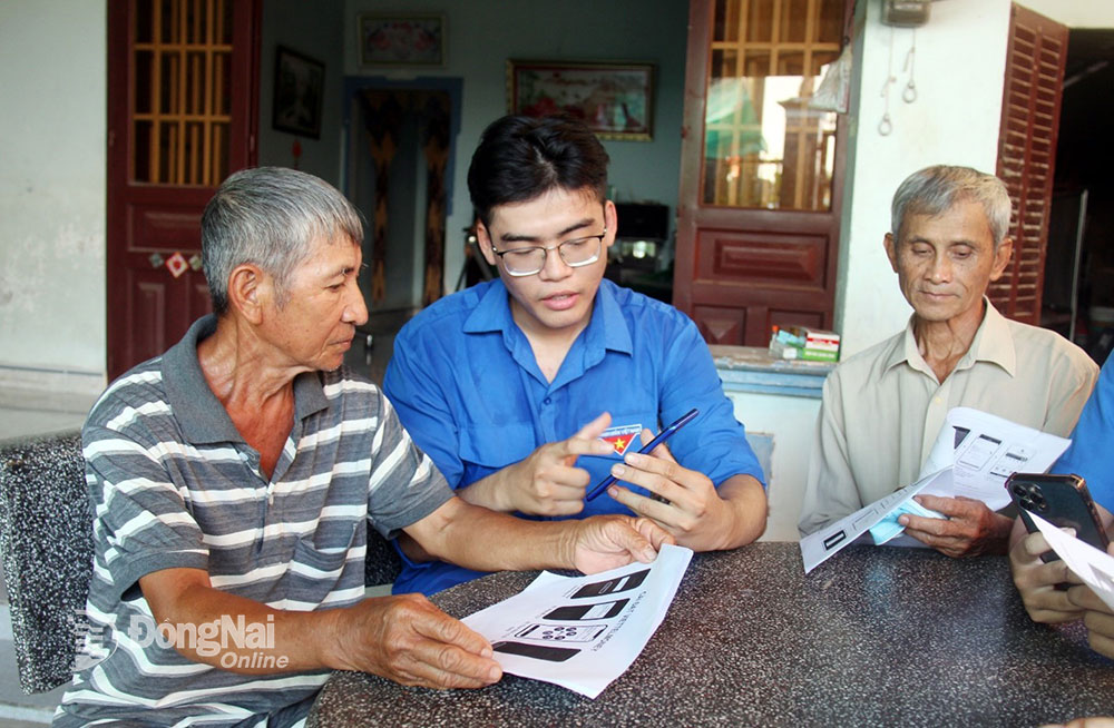 Một tổ công nghệ số cộng đồng ở xã Bình Lợi (H.Vĩnh Cửu) đến nhà của người dân để hướng dẫn họ sử dụng các ứng dụng thanh toán không dùng tiền mặt, các dịch vụ công trực tuyến… Ảnh: Hoàng Hải