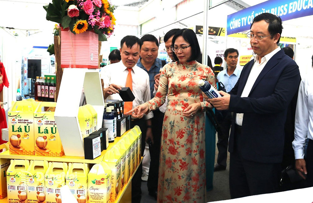 Lãnh đạo tỉnh, đại diện Bộ KH-CN tham quan gian hàng trưng bày giới thiệu sản phẩm tại chợ thiết bị và công nghệ tại Ngày hội Khởi nghiệp đổi mới sáng tạo tỉnh Đồng Nai năm 2023 (Techfest Dong Nai 2023). Ảnh: V.Thế
