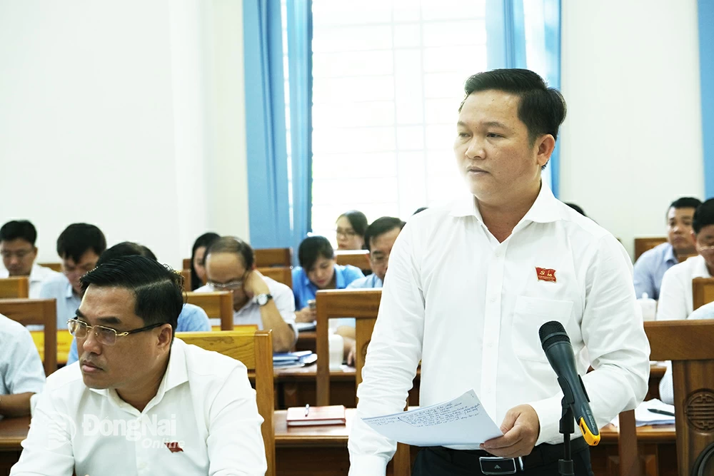 Giám đốc Sở KH-ĐT Nguyễn Hữu Nguyên thảo luận tại hội nghị. Ảnh: Đắc Nhân