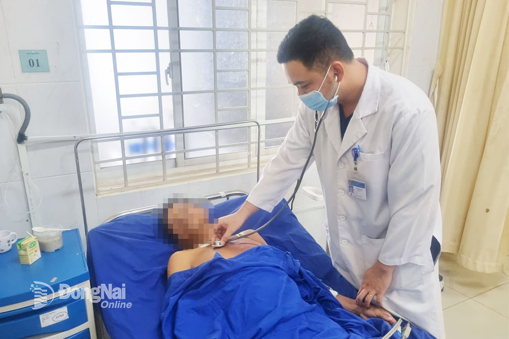 Bác sĩ Trung tái khám cho bệnh nhân Nhật sau ca can thiệp đột quỵ tim