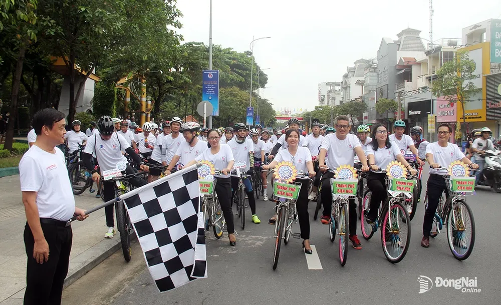 Các đại biểu tham gia đạp xe diễu hành hưởng ứng Tuần lễ Chuyển đổi số Đồng Nai năm 2023