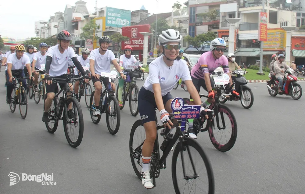 Đông đảo người dân tham gia diễu hành xe đạp hưởng ứng Tuần lễ Chuyển đổi số Đồng Nai năm 2023 ngay sau lễ phát động