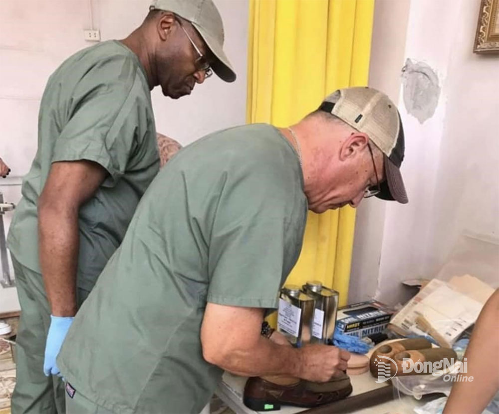 Thành viên tổ chức Hope to Walk lắp ráp các bộ phận của chân giả để tặng cho bệnh nhân khuyết tật