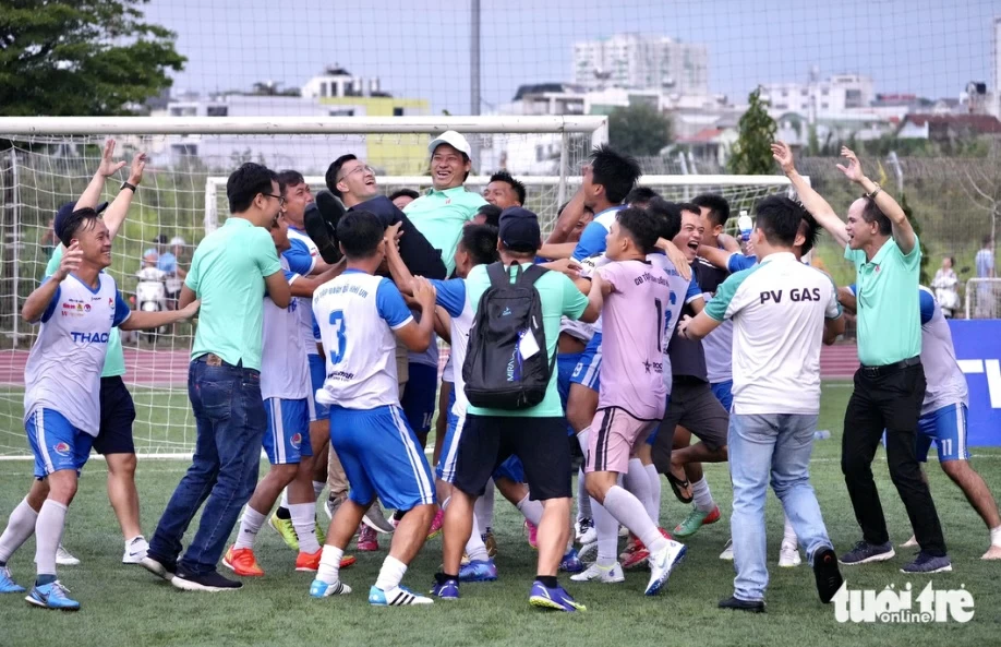 Niềm vui của đội Công đoàn Dầu khí Việt Nam sau khi thắng ở loạt sút luân lưu
