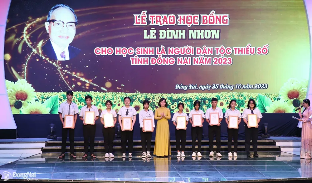 Giám đốc Sở GD-ĐT Trương Thị Kim Huệ trao học bổng cho các học sinh