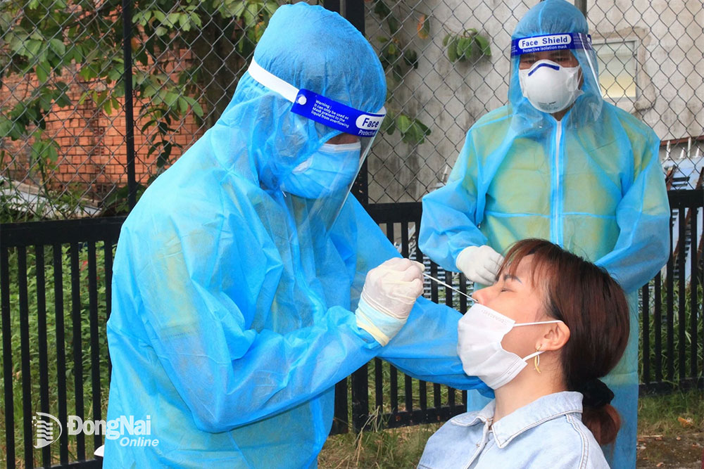 Nhân viên y tế lấy mẫu xét nghiệm Covid-19 cho người dân trên địa bàn TP.Biên Hòa hồi tháng 8-2021