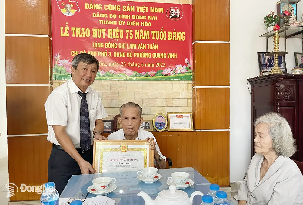 Phó bí thư thường trực Tỉnh ủy Hồ Thanh Sơn, trao Huy hiệu 75 năm tuổi Đảng cho đảng viên Lâm Văn Tuấn, Chi bộ KP3, Đảng bộ P.Quang Vinh (TP.Biên Hòa).
