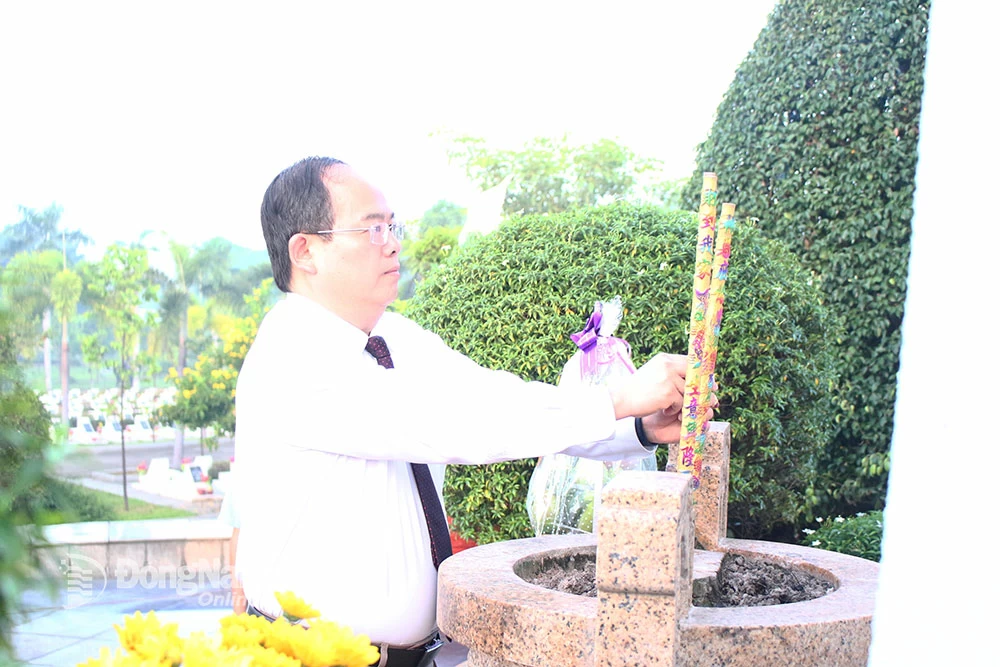 Phó bí thư Tỉnh Ủy, Trưởng đoàn Đại biểu Quốc hội tỉnh Quản Minh Cường làm trưởng đoàn dâng hương tại đài tưởng niệm liệt sĩ