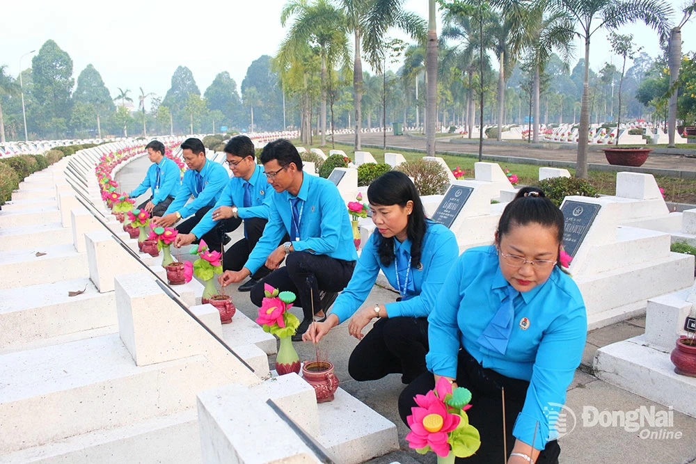 Các đại biểu thắp nhang tại các phần mộ liệt sĩ