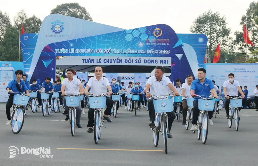 Đoàn xe đạp diễu hành qua nhiều tuyến đường trung tâm ở TP.Biên Hòa