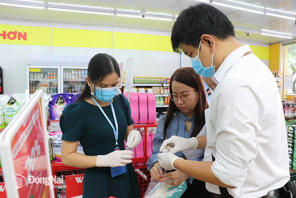 Thành viên đoàn giám sát thử hàn the trong thực phẩm tại một điểm khảo sát, kết quả cho thấy mẫu thử âm tính với hàn the