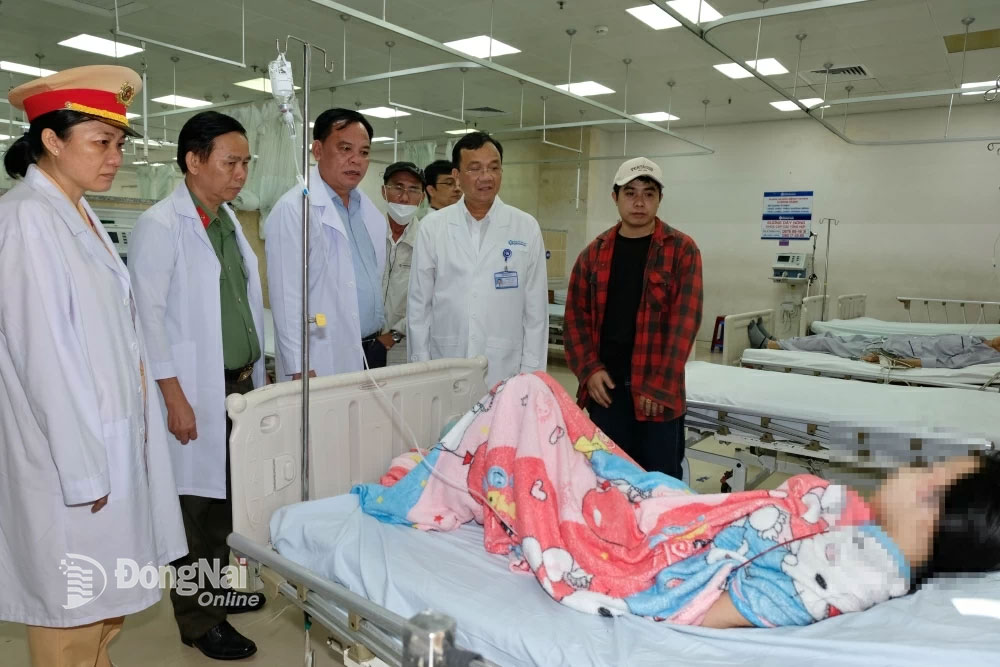 Quyền Chủ tịch UBND tỉnh Võ Tấn Đức (thứ 3 từ trái qua) đến Bệnh viện Đa khoa Đồng Nai thăm các nạn nhân vụ tai nạn giao thông đặc biệt nghiêm trọng vào rạng sáng 30-9 trên quốc lộ 20. Ảnh: Đăng Tùng