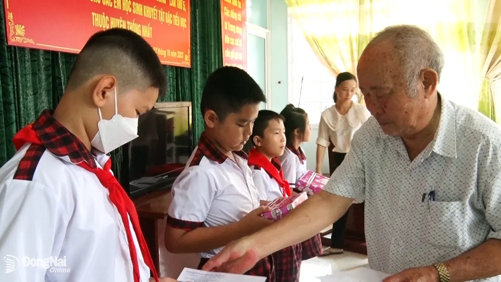 Chủ tịch Hội Khuyến học H.Thống Nhất Nguyễn Viết Bo trao học bổng cho các em học sinh