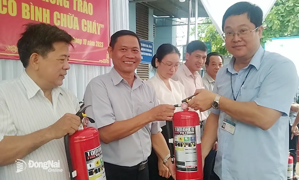 Chủ tịch UBND xã Gia Tân 1 Nguyễn Phương Hưng tặng bình chữa cháy cho người dân