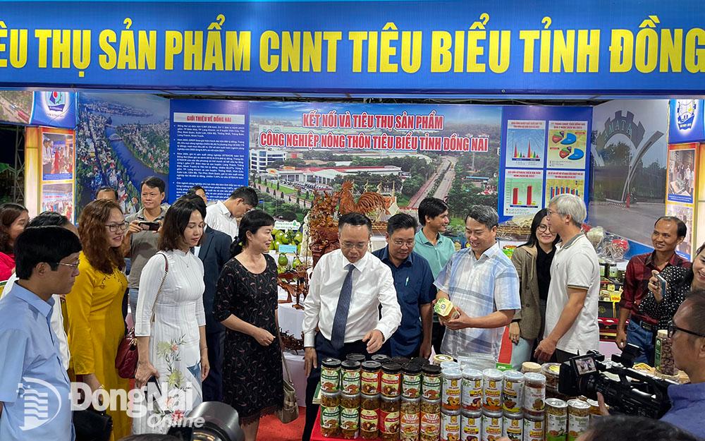 Lãnh đạo UBND tỉnh Đắk Nông, Cục Công thương địa phương (Bộ Công thương) tham quan gian hàng chung của tỉnh Đồng Nai tại hội chợ. (Ảnh: CTV)