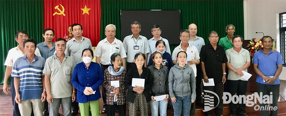Chủ tịch Uỷ ban MTTQ Việt Nam H.Định Quán Lê Thanh Sơn trao số tiền hỗ trợ các hộ dân bị thiệt hại do thiên tai. (Ảnh: Tuấn Anh)