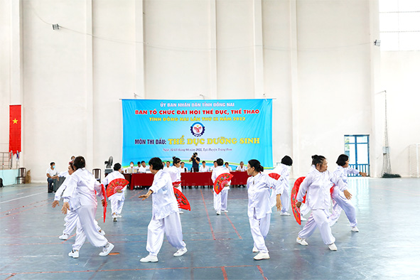 Đội dưỡng sinh H.Tân Phú biểu diễn bài Thái cực với dụng cụ (các thí sinh sinh từ năm 1960 trở lên) tại giải năm 2022
