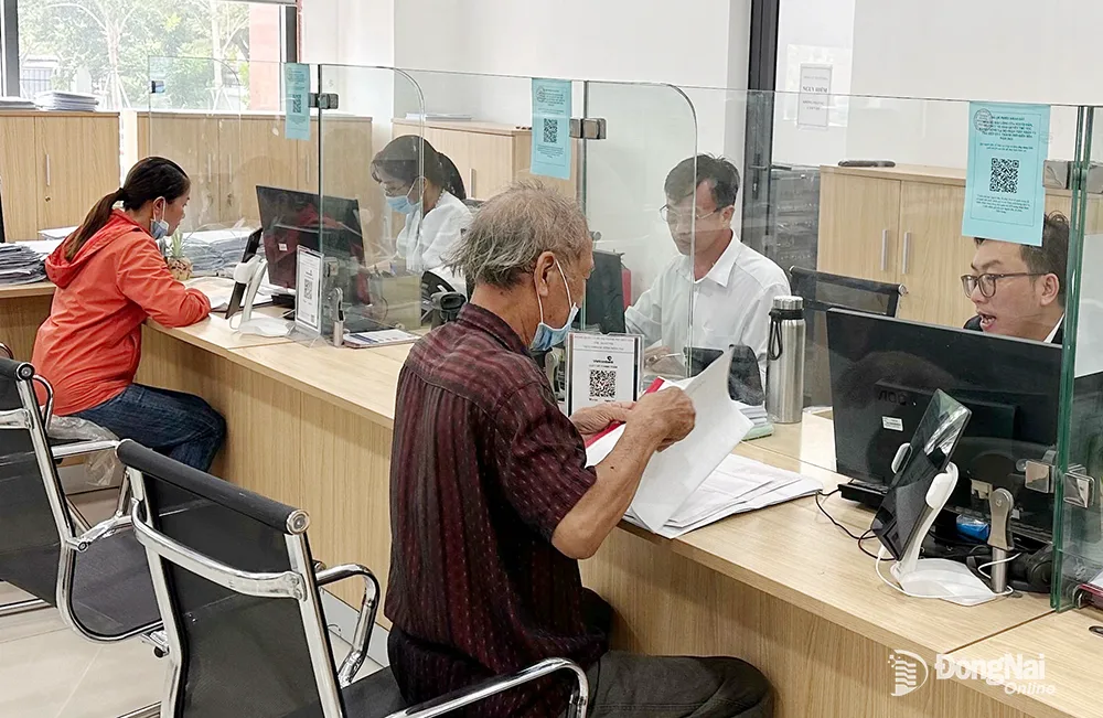 Người dân nộp hồ sơ trực tiếp tại Văn phòng Đăng ký đất đai tỉnh Đồng Nai chi nhánh TP.Biên Hòa