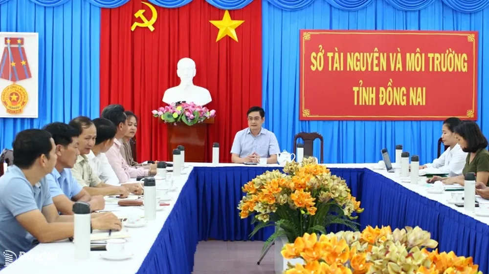 Phó giám đốc Sở TN-MT Trần Trọng Toàn làm việc với đơn vị đề xuất chủ trương