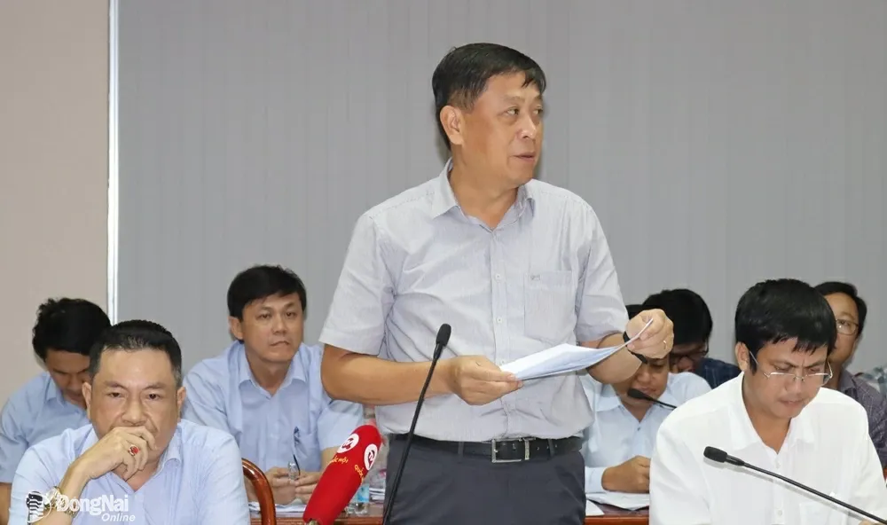 Ông Trương Đình Hiệp, Giám đốc Công ty CP Kinh doanh nhà Đồng Nai báo cáo tiến độ thực hiện thủ tục giao đất khu tái định cư