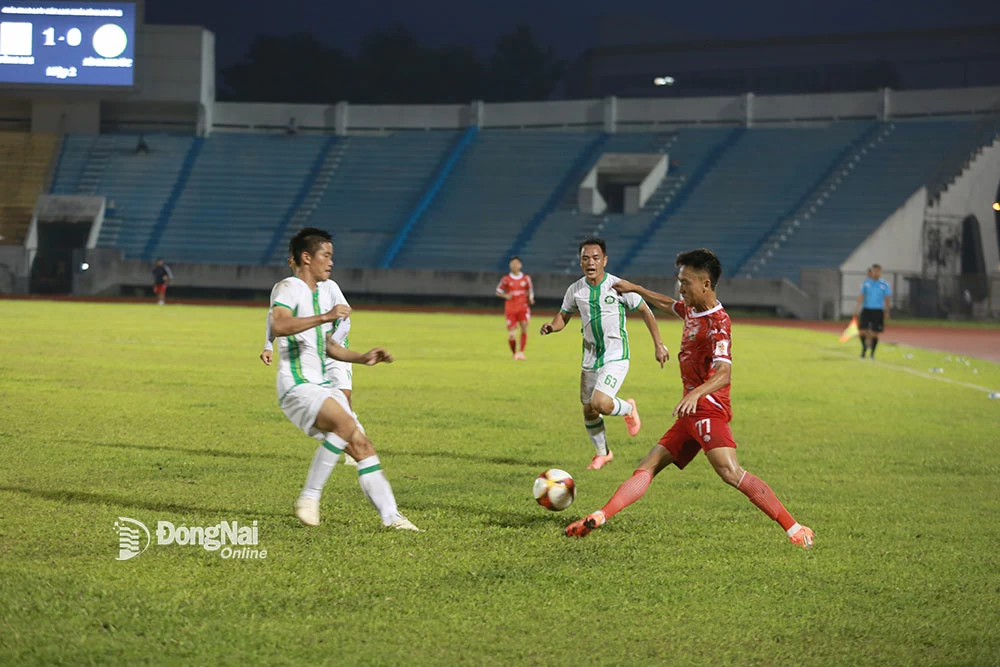 Đồng Nai (áo đỏ) giành chiến thắng tối thiểu 1-0 trước Trường Tươi Bình Phước ở trận ra quân