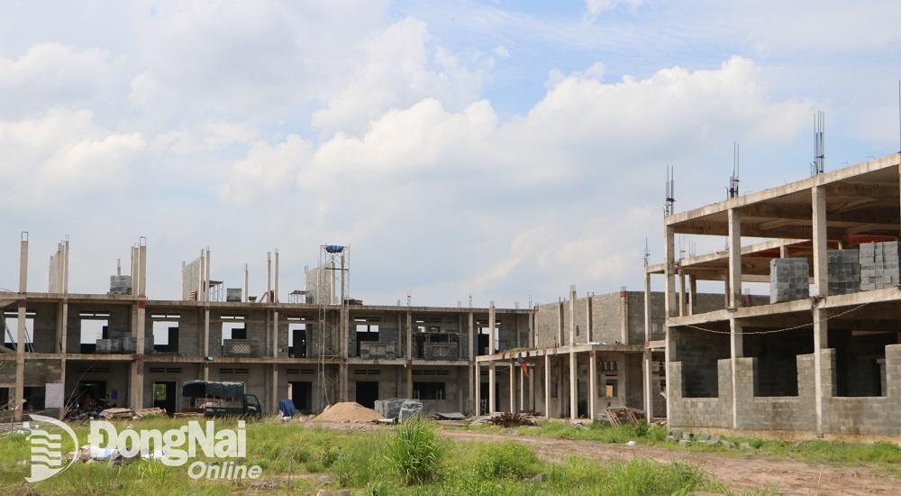 Dịch bệnh covid-19 bùng phát vào các năm 2020 và 2021 khiến tiến độ xây dựng các công trình hạ tầng xã hội tại Khu tái định cư Lộc An - Bình Sơn bị chậm. Ảnh: Phạm Tùng

 