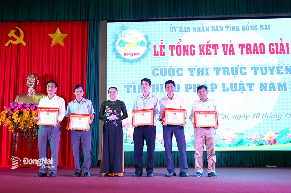Giám đốc Sở Tư pháp Võ Thị Xuân Đào trao giải cho các tập thể đoạt giải cuộc thi trực tuyến Tìm hiểu pháp luật năm 2020. Ảnh: Sở Tư pháp cung cấp