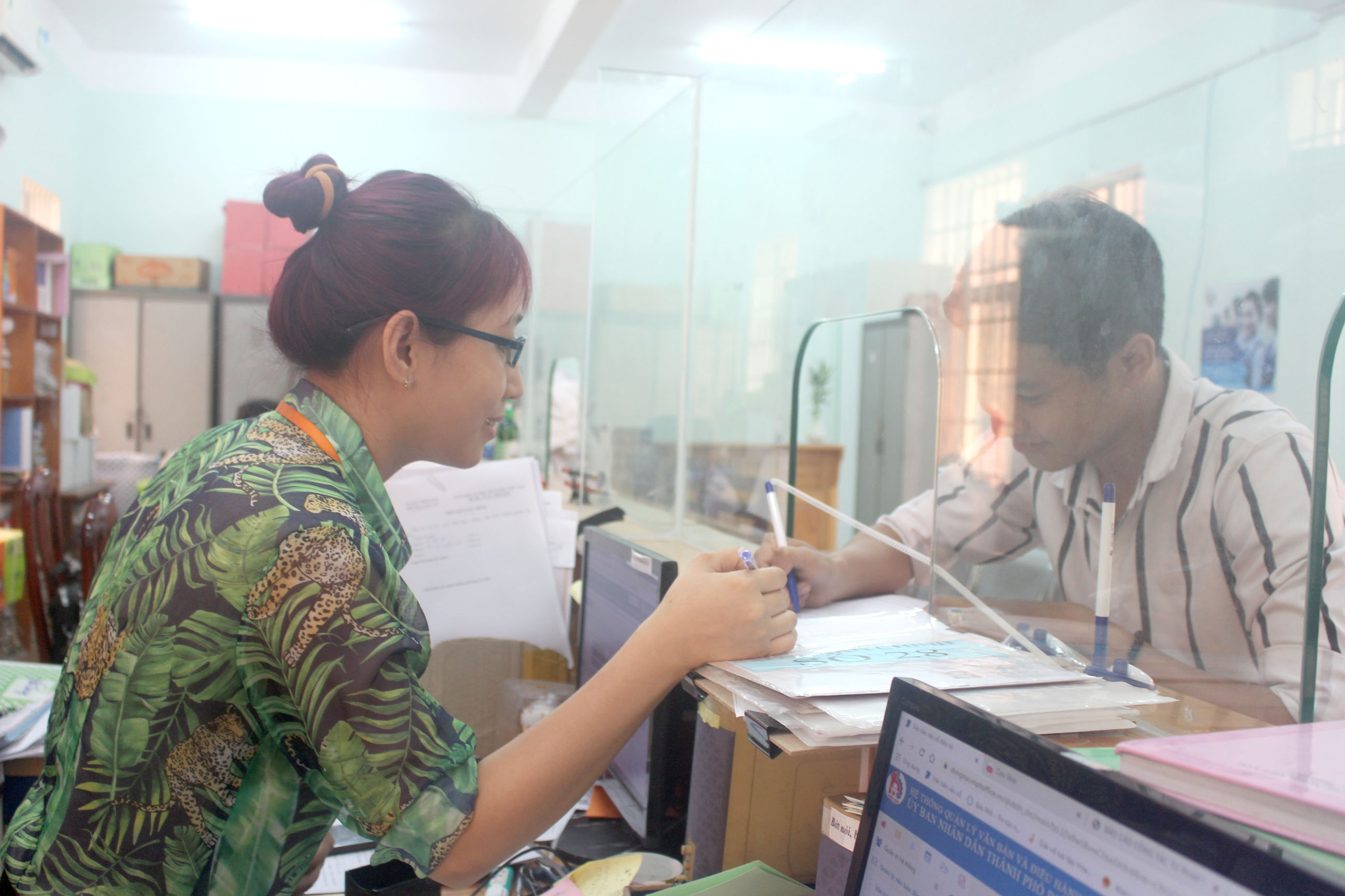 Cán bộ, công chức P.Tân Vạn (TP.Biên Hòa) đang hướng dẫn hồ sơ thủ tục hành chính cho người dân