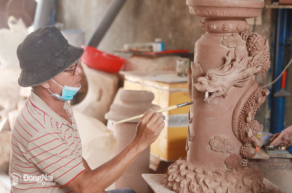 Nghệ nhân làm gốm ở lò gốm Hiến Nam - TP.Biên Hòa