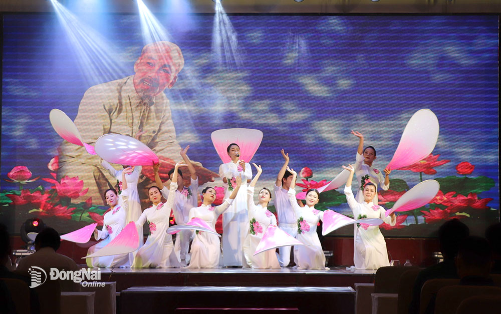 Diễn viên Nhà hát Nghệ thuật Đồng Nai biểu diễn trong chương trình Bác Hồ một tình yêu bao la
do Hội Văn học nghệ thuật tỉnh tổ chức. Ảnh: H.Yến
