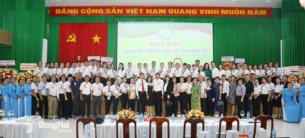 Lãnh đạo tỉnh, Liên đoàn thể dục Việt Nam, các đại biểu, Ban chấp hành Liên đoàn Thể dục chụp hình lưu niệm tại đại hội