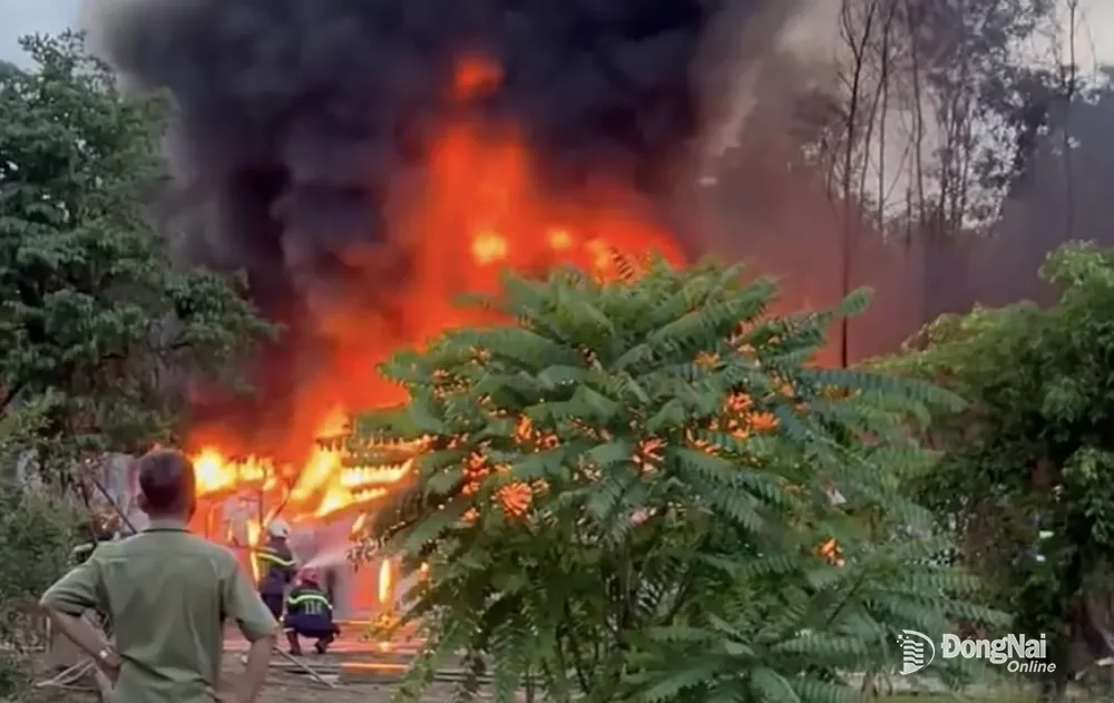 Đội Cảnh sát phòng cháy, chữa cháy và cứu nạn, cứu hộ Công an TP.Biên Hòa tiến hành khống chế đám cháy. Ảnh: CTV