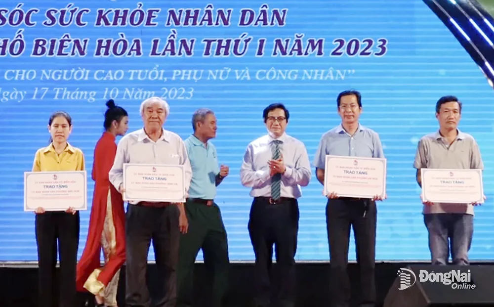 Phó chủ tịch UBND tỉnh Nguyễn Sơn Hùng trao quà cho người dân