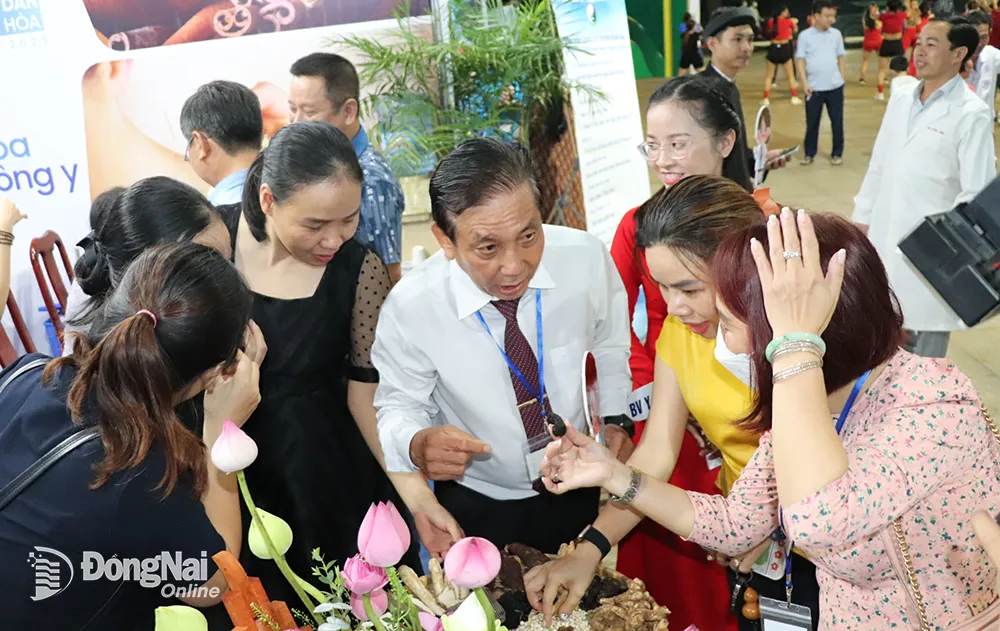 Người dân tham quan gian hàng của Bệnh viện Y dược cổ truyền Đồng Nai