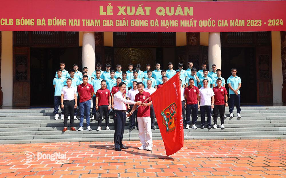 Phó giám đốc Sở VH-TTDL Đồng Nai Bùi Thanh Nam trao cờ lệnh cho HLV trưởng CLB bóng đá Đồng Nai Nguyễn Văn Dũng ở lễ xuất quân diễn ra tại Văn miếu Trấn Biên