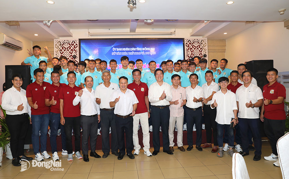 Lãnh đạo Sở VH-TTDL, Trung tâm Huấn luyện và thi đấu TDTT tỉnh, thành viên CLB bóng đá Đồng Nai thể hiện sự quyết tâm tại lễ xuất quân tham dự mùa giải hạng Nhất quốc gia 2023-2024