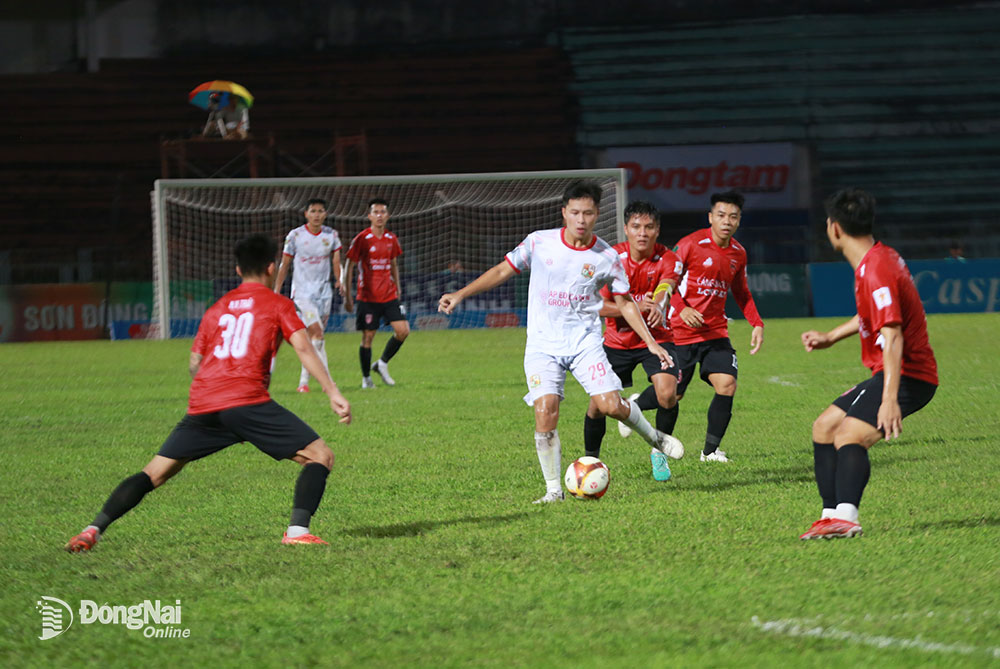 Đồng Nai (áo trắng) thua 0-3 trước chủ nhà Long An ở vòng 2