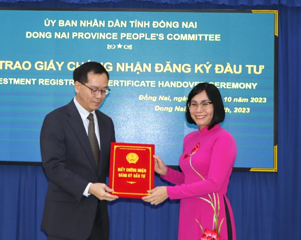 Phó chủ tịch UBND tỉnh trao GCN đầu tư cho Công ty TNHH SMC Việt nam