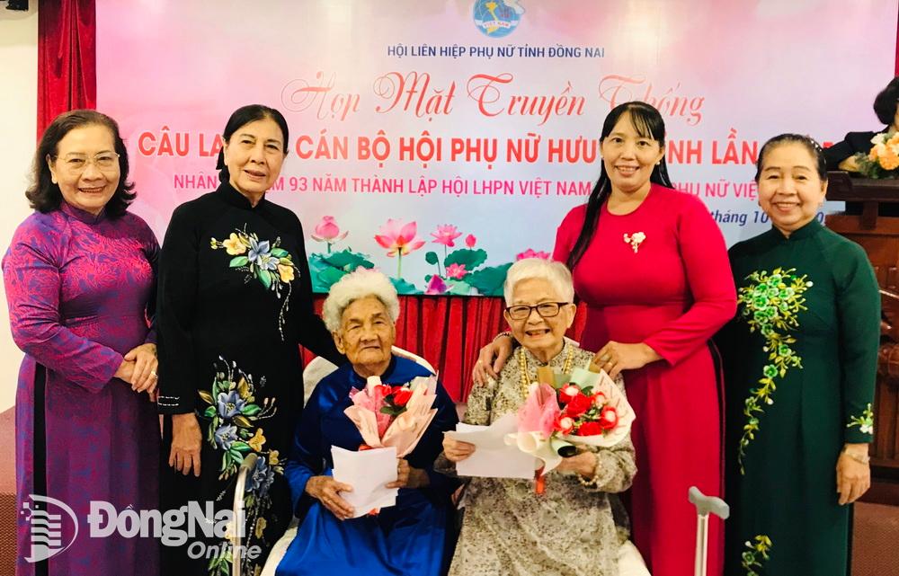 Các đại biểu tặng hoa, quà chúc thọ các thành viên trong CLB cán bộ Hội phụ nữ hưu trí tỉnh (Ảnh: Hội LHPN tỉnh cung cấp)