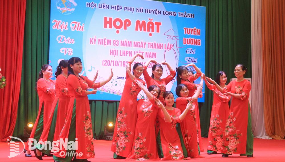 Các đội tham gia hội thi dân vũ thể thao do Hội LHPN H.Long Thành tổ chức (Ảnh: Nga Sơn) 