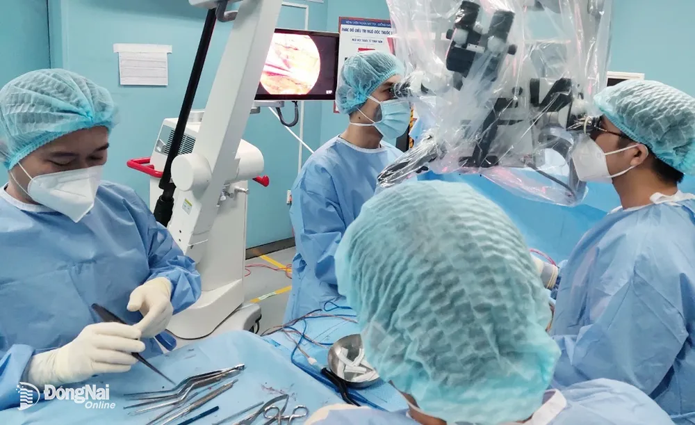 Các bác sĩ Bệnh viện Hoàn Mỹ ITO Đồng Nai thực hiện ca phẫu thuật dưới sự hỗ trợ của kính hiển vi hiện đại (ảnh: M.H)