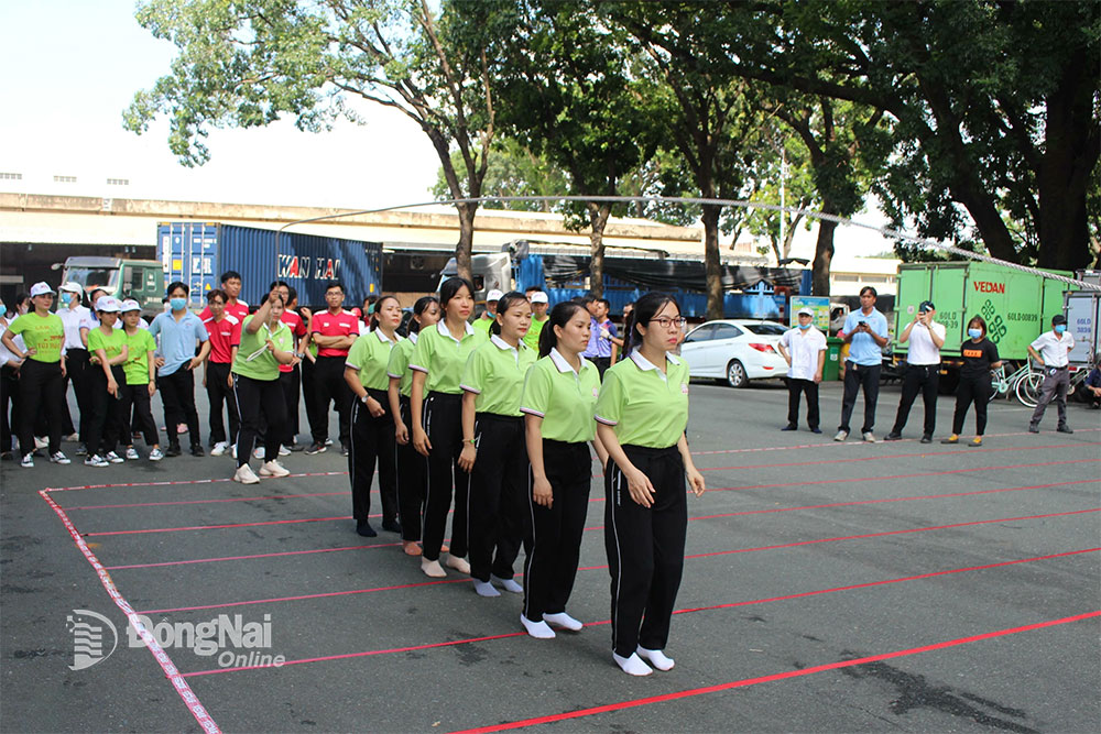 Nữ công nhân Công ty CP Hữu hạn Vedan Việt Nam tham gia trò chơi nhảy dây tại Hội thao chào mừng Ngày Phụ nữ Việt Nam 20-10