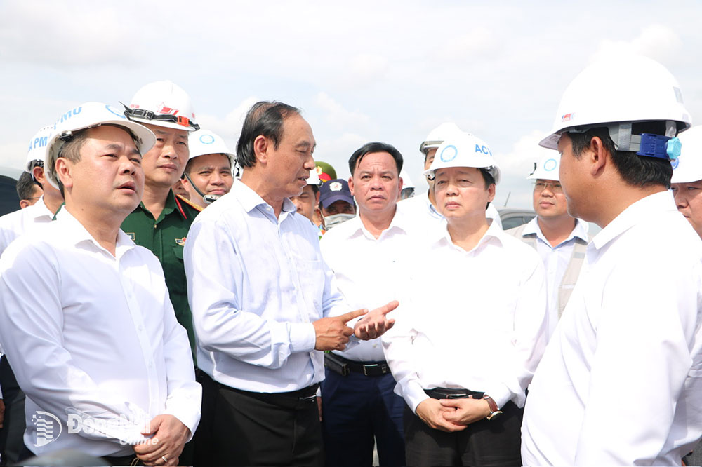 Đại diện Bộ GT-VT báo cáo tiến độ các dự án thành phần với Phó thủ tướng Trần Hồng Hà