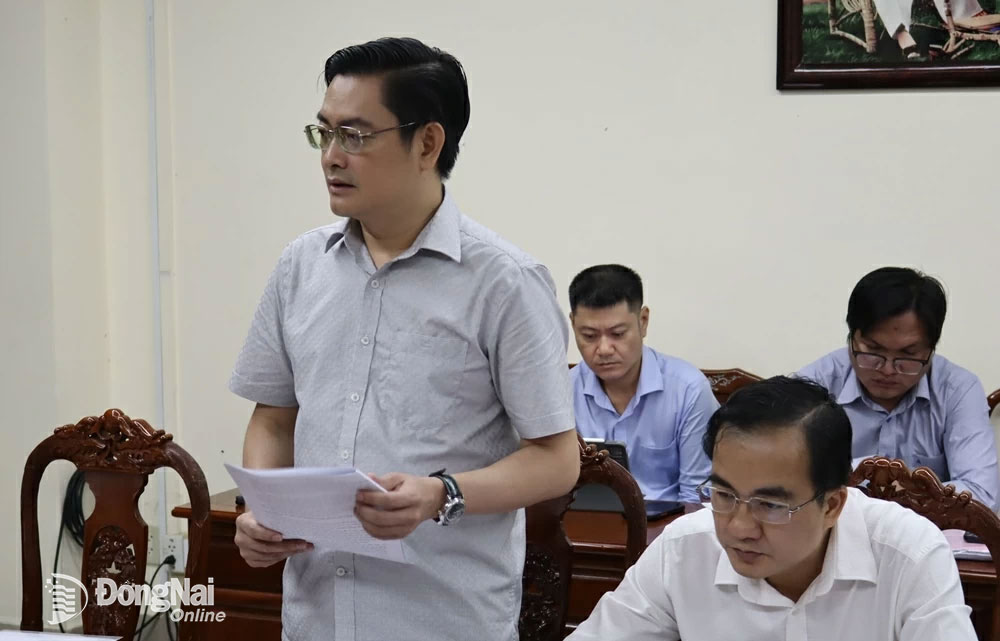 Phó giám đốc Sở TN-MT Trần Trọng Toàn báo cáo tại buổi làm việc