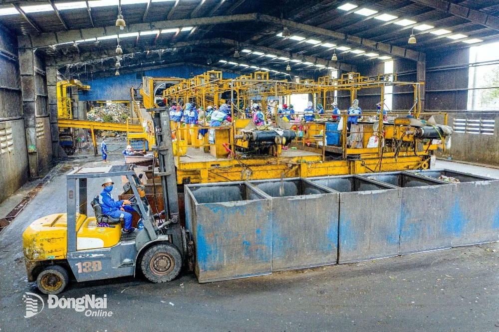 Xử lý rác sinh hoạt tại Khu xử lý chất thải xã Quang Trung (H.Thống Nhất)