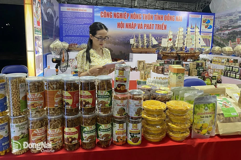 Gian hàng trưng bày, giới thiệu các sản phẩm công nghiệp nông thôn tiêu biểu, sản phẩm OCOP của Đồng Nai tại hội chợ. (Ảnh: CTV)