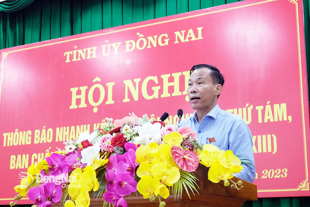 Ủy viên Ban TVTU, Trưởng ban Tuyên giáo Tỉnh ủy Phạm Xuân Hà thông báo nhanh Hội nghị lần thứ tám, Ban Chấp hành Trung ương Đảng khóa XIII. Ảnh: Đắc Nhân