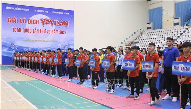 Các đoàn thể thao tham dự lễ khai mạc Giải vô địch Vovinam toàn quốc năm 2023. Ảnh: Công Luật - TTXVN