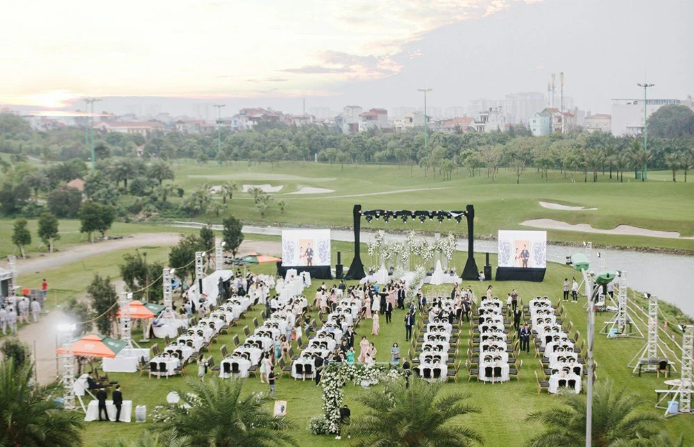 Tổ chức hôn lễ ngoài trời là lựa chọn được nhiều bạn trẻ yêu thích.