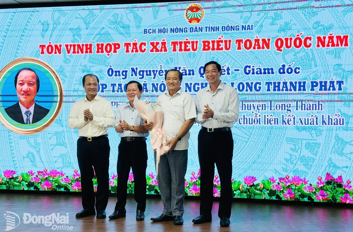 Phó chủ tịch UBND tỉnh Võ Văn Phi, Chủ tịch Hội Nông dân tỉnh Nguyễn Tuấn Anh và Chủ tịch Liên minh Hợp tác xã Đồng Nai Đỗ Phước Dũng vinh danh ông Lê Văn Quyết và Hợp tác xã Long Thành Phát đạt danh hiệu Hợp tác xã tiêu biểu toàn quốc 2024. 